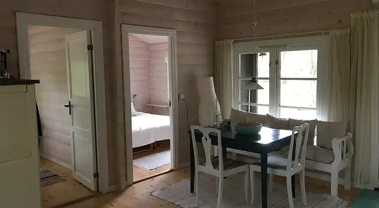 Blockhaus in der Nähe eines schönen Sandstrandes