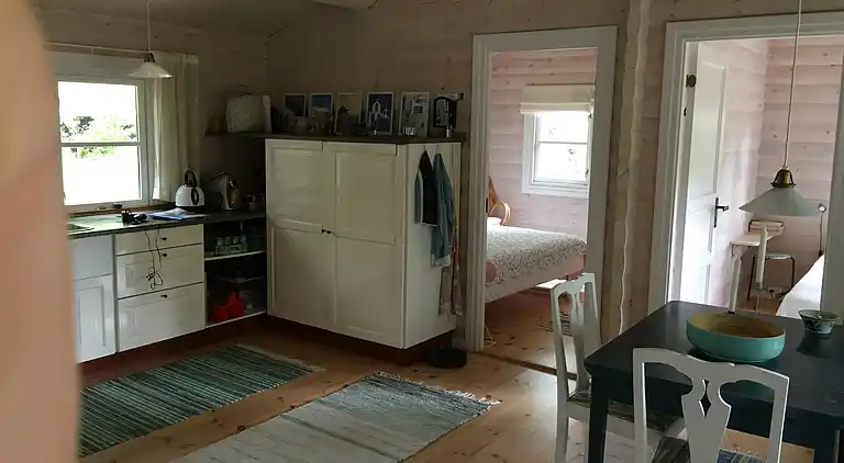 Blockhaus in der Nähe eines schönen Sandstrandes