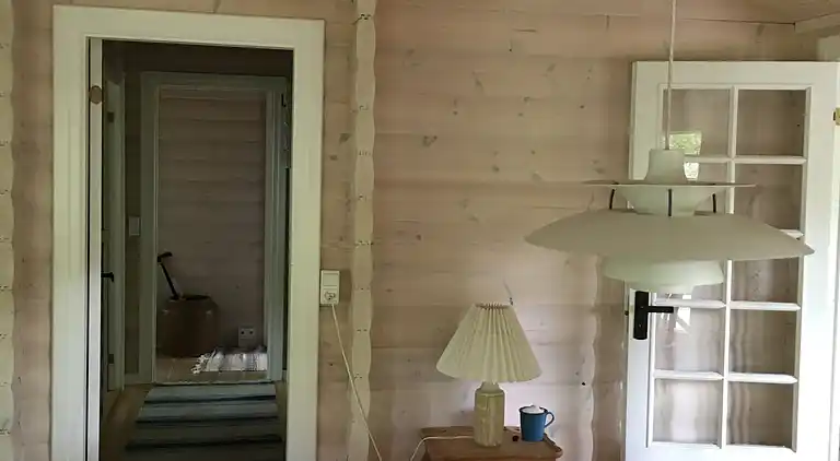 Blockhaus in der Nähe eines schönen Sandstrandes