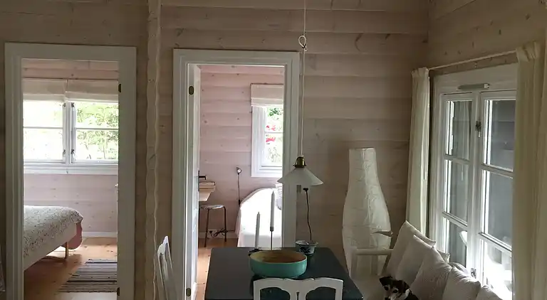 Blockhaus in der Nähe eines schönen Sandstrandes