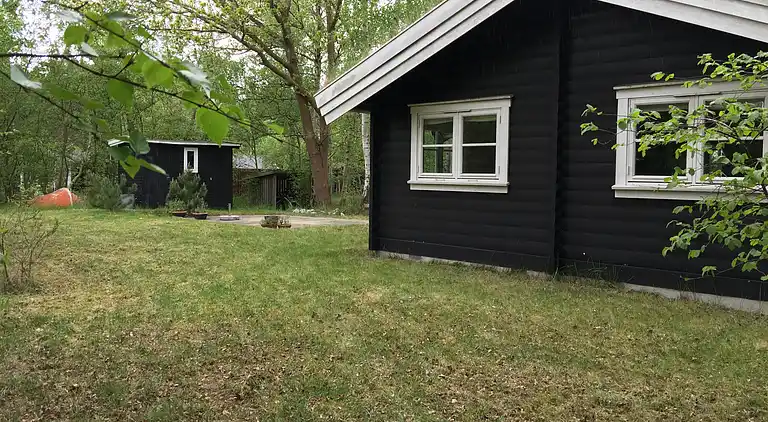 Blockhaus in der Nähe eines schönen Sandstrandes