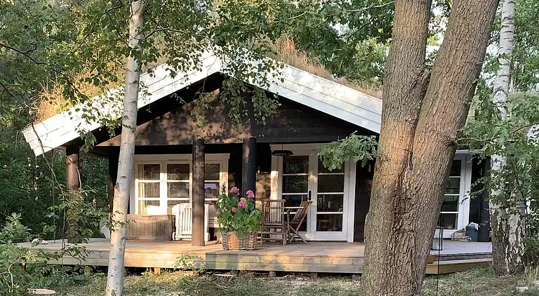 Blockhaus in der Nähe eines schönen Sandstrandes