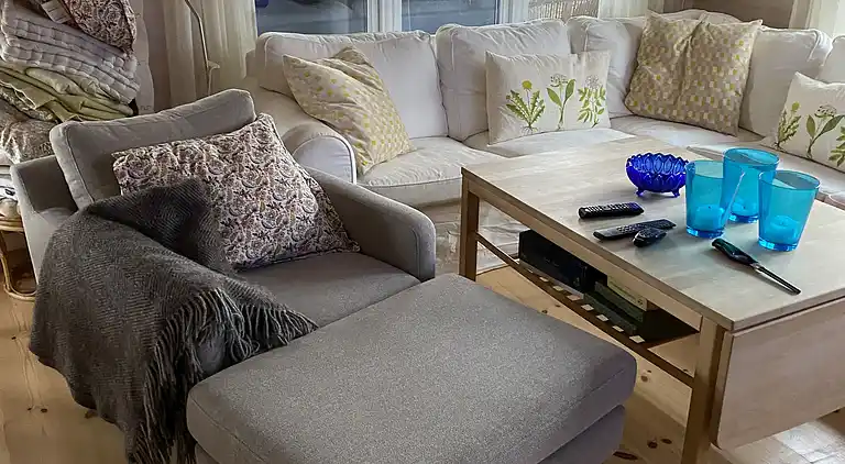 Blockhaus in der Nähe eines schönen Sandstrandes