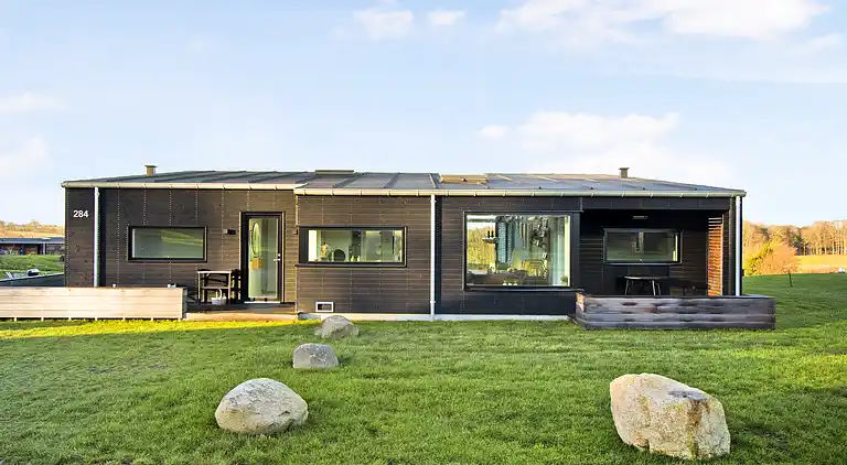 Ny topp moderne sommerhus ved vannet