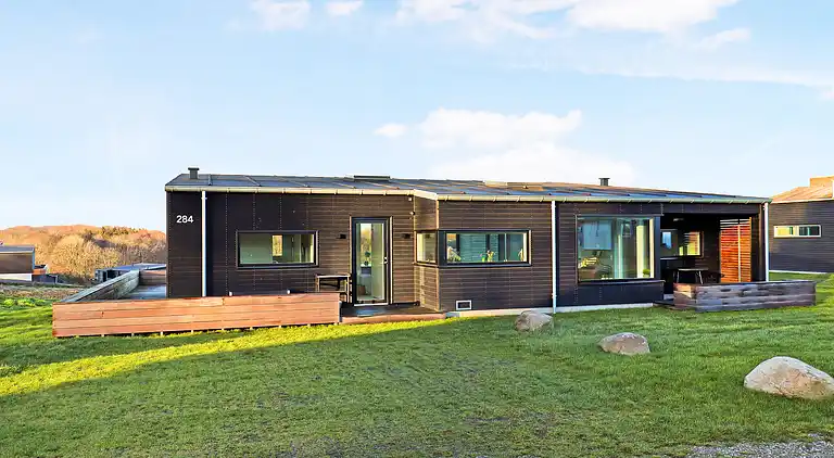 Ny topp moderne sommerhus ved vannet