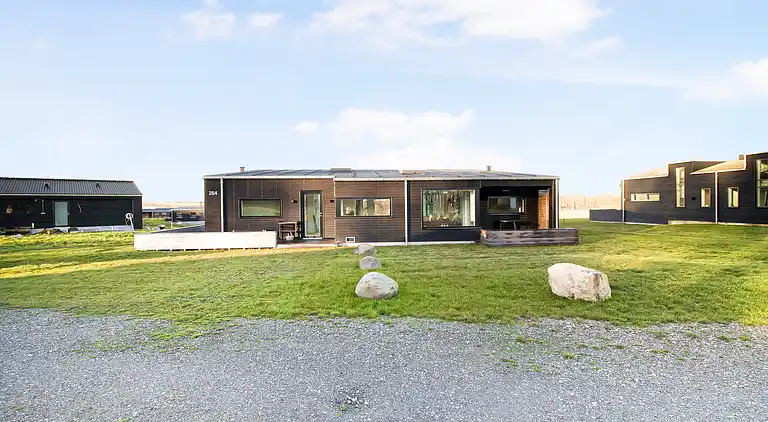 Ny topp moderne sommerhus ved vannet