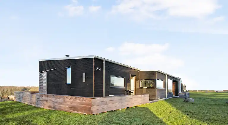 Ny topp moderne sommerhus ved vannet