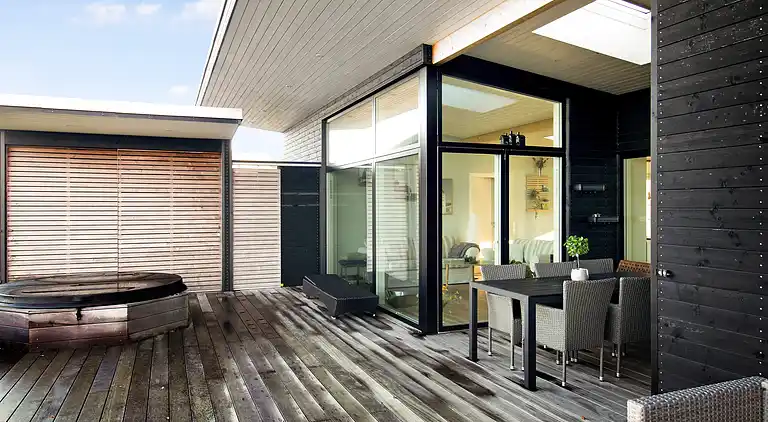 Ny topp moderne sommerhus ved vannet