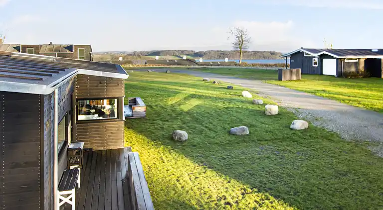 Ny topp moderne sommerhus ved vannet