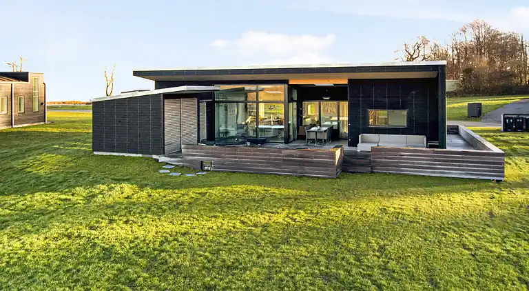 Ny topp moderne sommerhus ved vannet