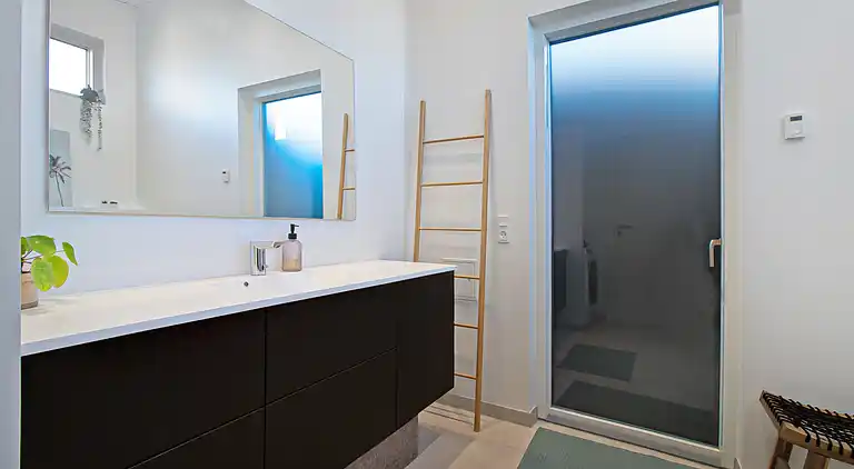 Ny topp moderne sommerhus ved vannet