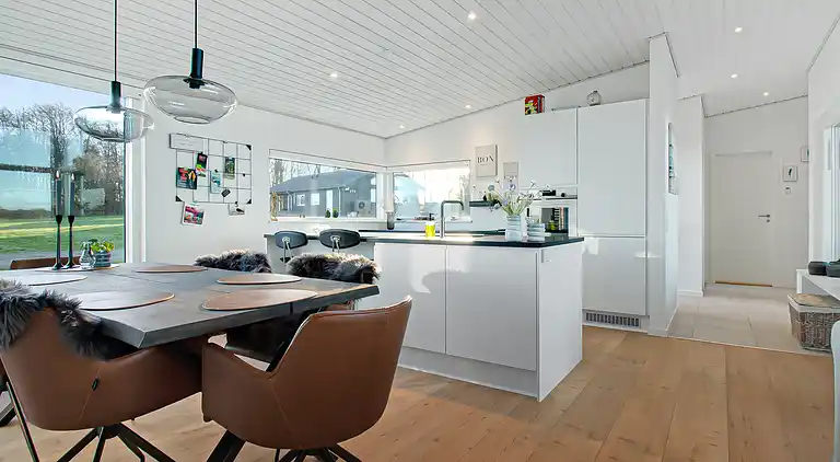 Ny topp moderne sommerhus ved vannet