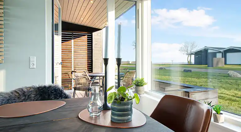 Ny topp moderne sommerhus ved vannet