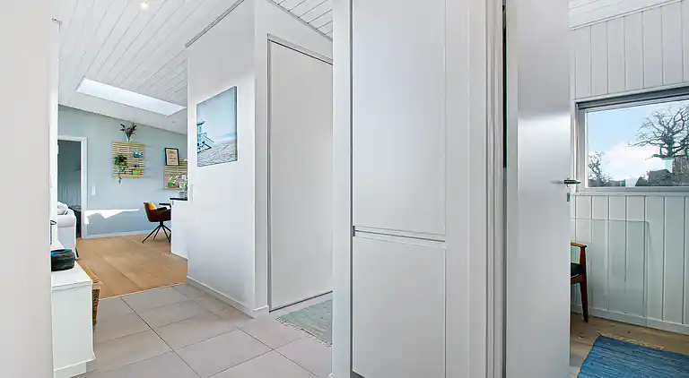 Ny topp moderne sommerhus ved vannet