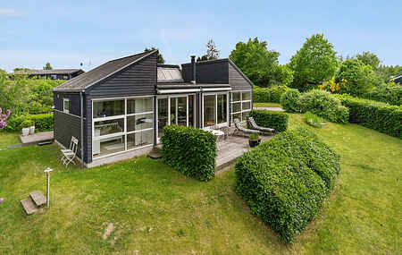 Modernes Ferienhaus mit privatem Garten in Strandnähe