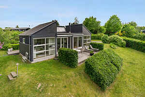 Moderne sommerhus med privat have nær stranden