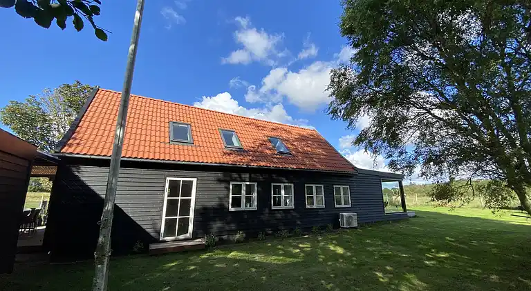 Lyxigt sommarhus på vacker skogsmark