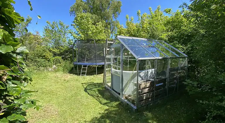 Lyst sommerhus tæt på havet i grønne omgivelser