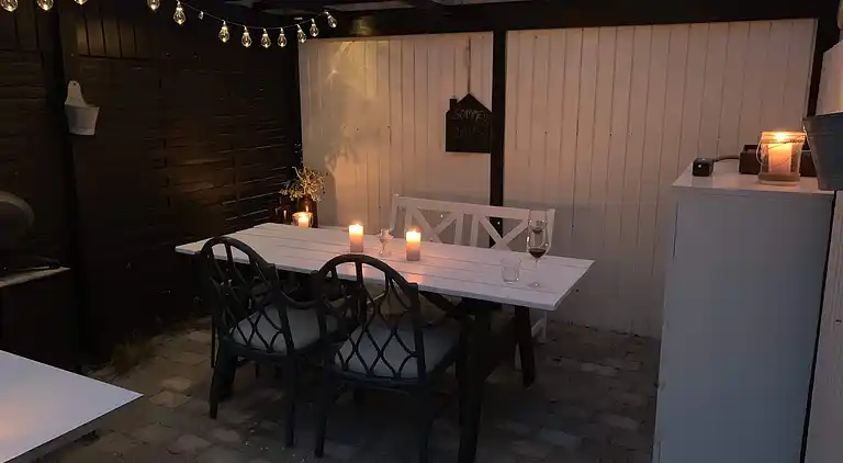 Lyst sommerhus tæt på havet i grønne omgivelser