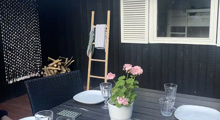 Sommerhusperle tæt på hav og byliv