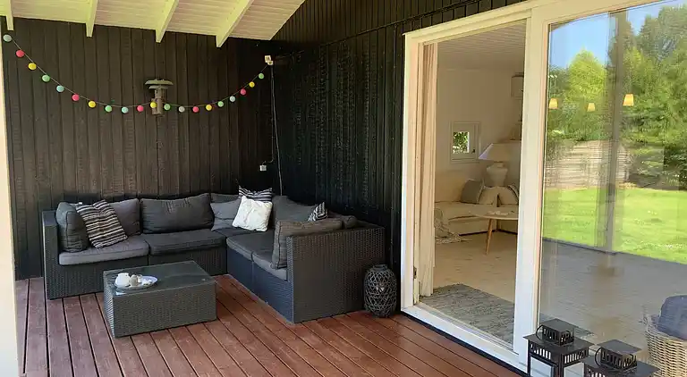 Sommerhusperle tæt på hav og byliv