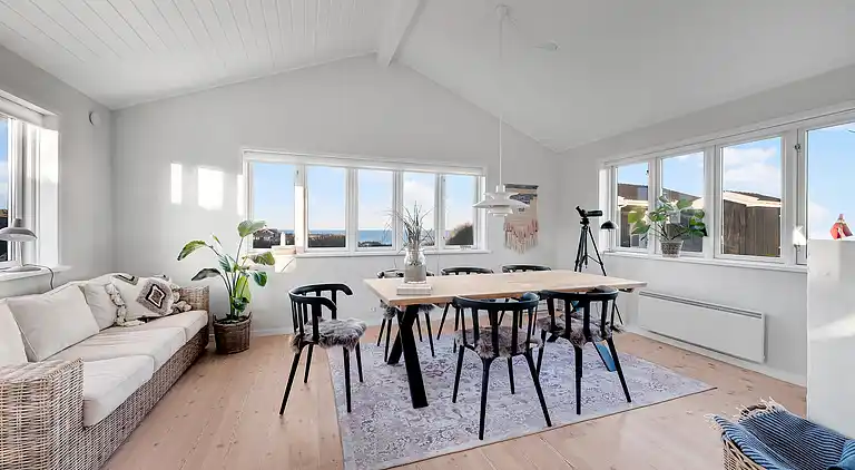 Meerblick und Ladestation für Elektroauto