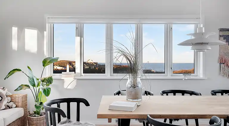 Meerblick und Ladestation für Elektroauto