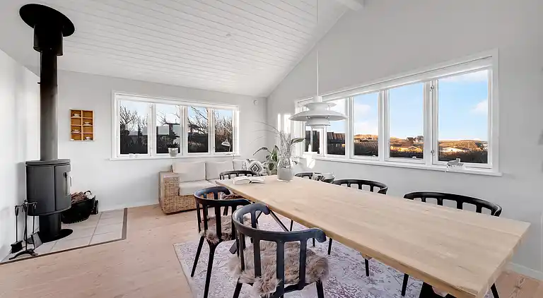 Meerblick und Ladestation für Elektroauto