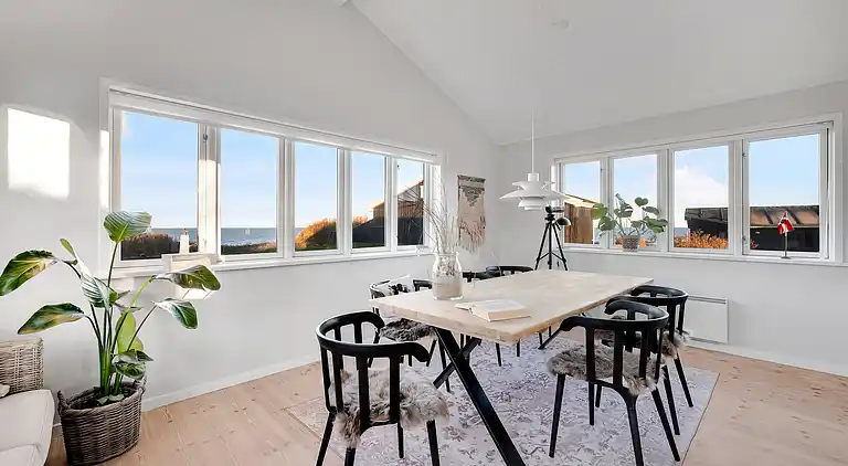 Meerblick und Ladestation für Elektroauto