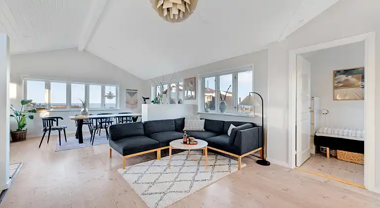 Meerblick und Ladestation für Elektroauto