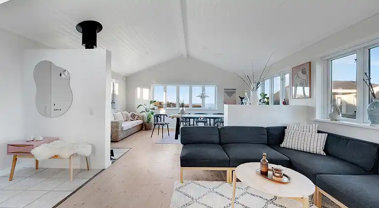 Meerblick und Ladestation für Elektroauto