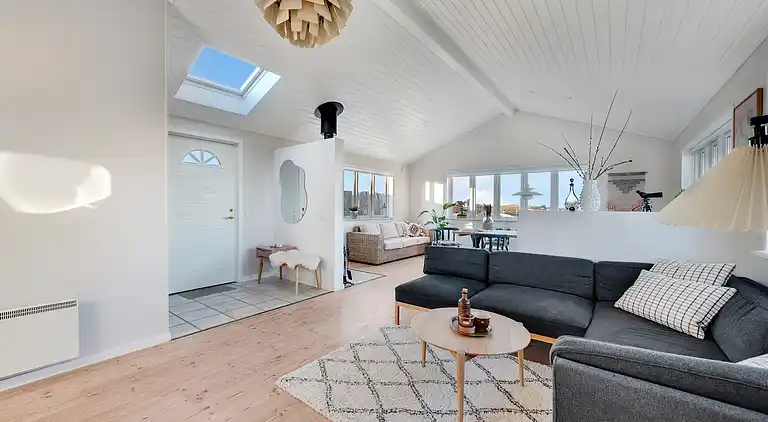 Meerblick und Ladestation für Elektroauto