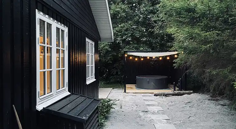 Autentisk feriehus med badstue nær stranden