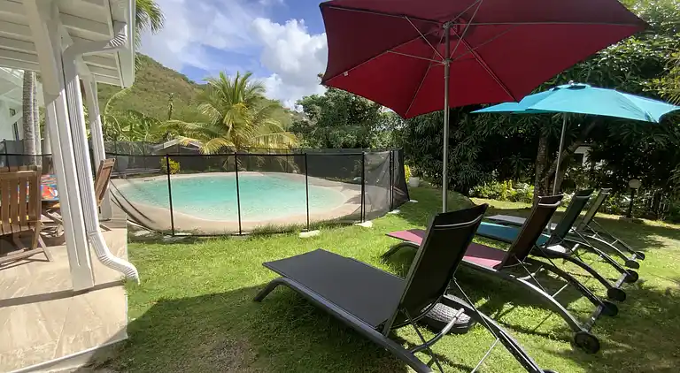 Villa low air-conditioned private lagoon pool and garden