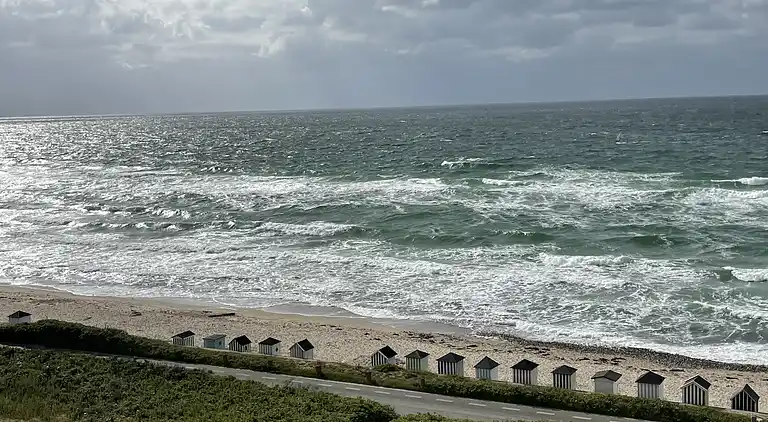 Kystnært sommerhus i Rågeleje  med havkig