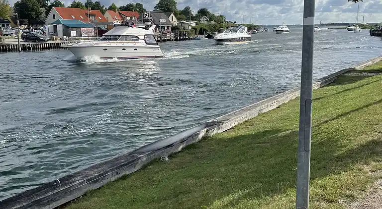 Einladendes Ferienhaus am Strand mit Seeblick
