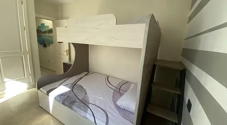 Modernes Einfamilienhaus über dem Schwimmbad