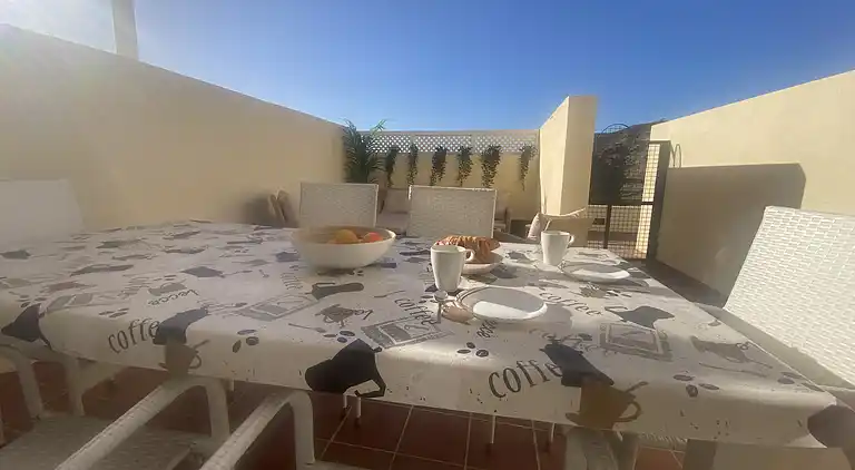 Modernes Einfamilienhaus über dem Schwimmbad