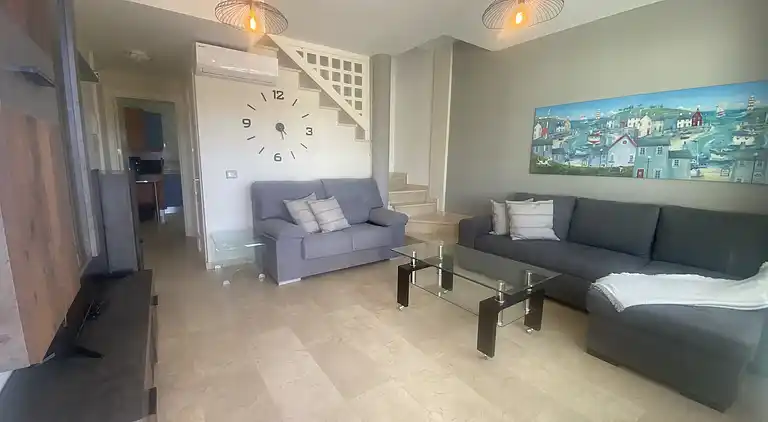 Modernes Einfamilienhaus über dem Schwimmbad