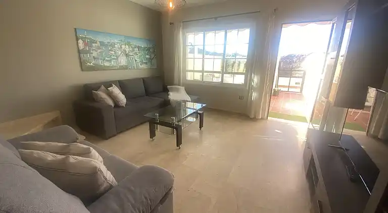 Modernes Einfamilienhaus über dem Schwimmbad