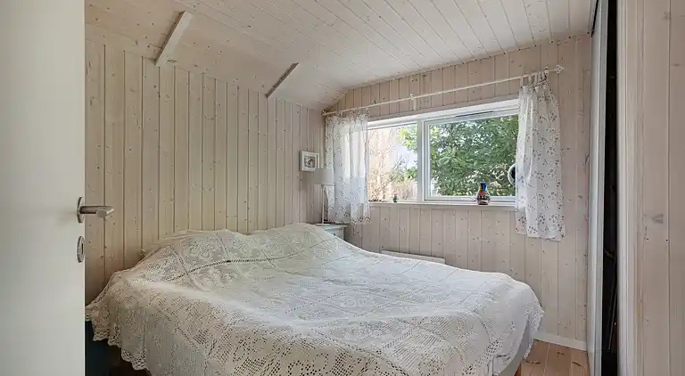 Nyere sommerhus i grønne omgivelser