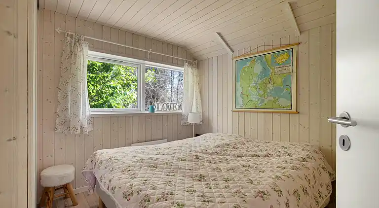 Nyere sommerhus i grønne omgivelser