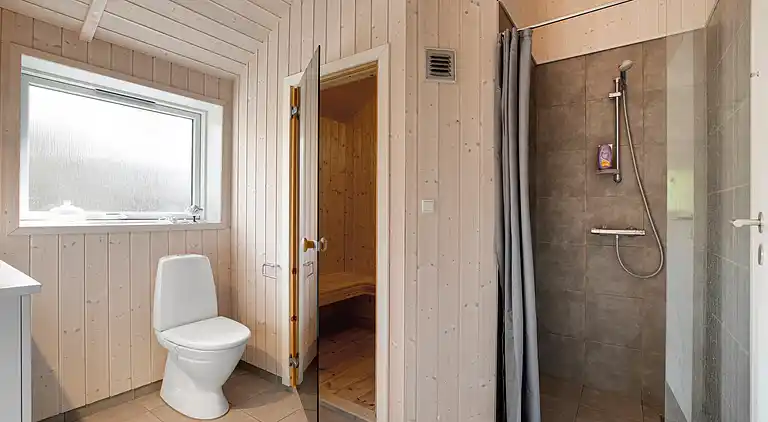 Nyere sommerhus i grønne omgivelser