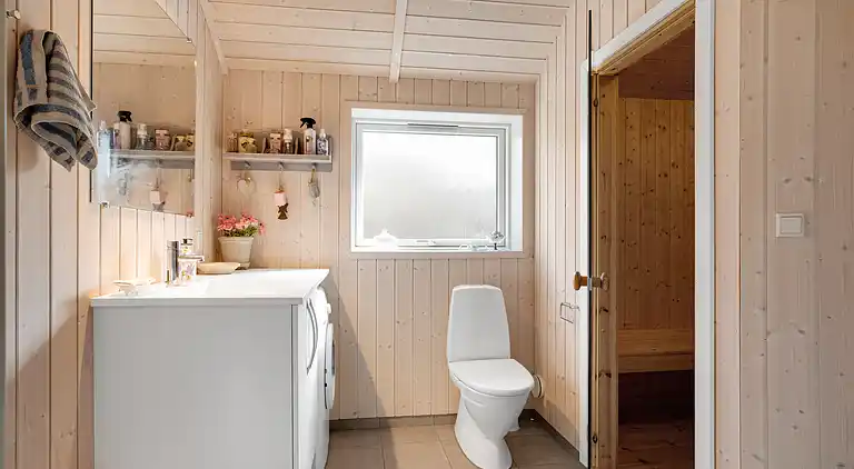 Nyere sommerhus i grønne omgivelser