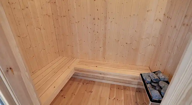 Nyere sommerhus i grønne omgivelser