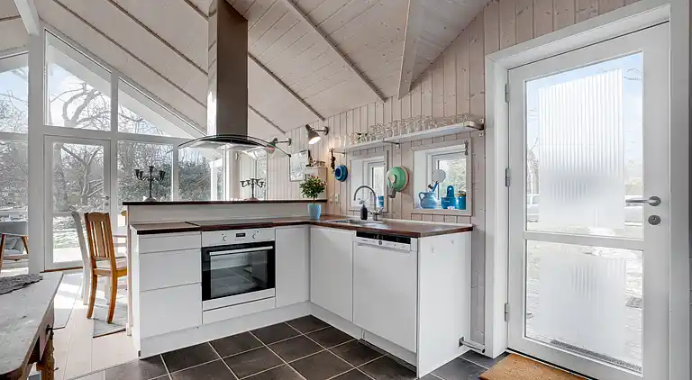 Nyere sommerhus i grønne omgivelser