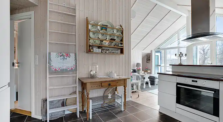 Nyere sommerhus i grønne omgivelser