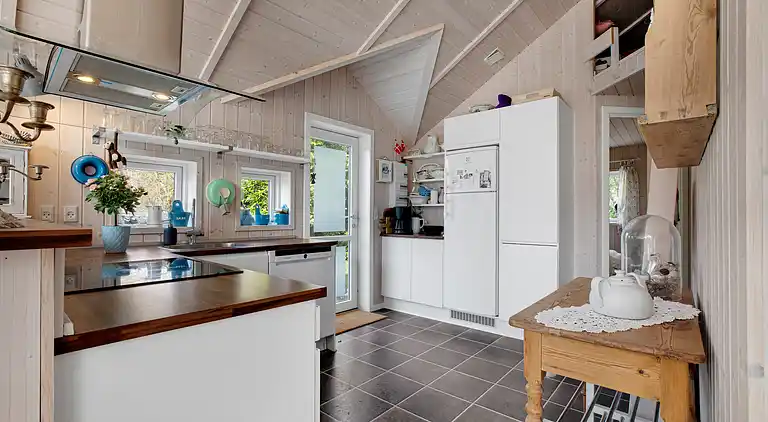 Nyere sommerhus i grønne omgivelser