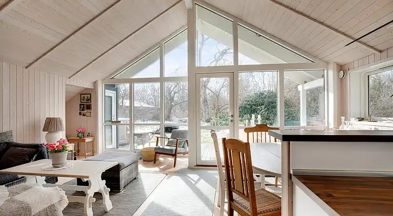 Nyere sommerhus i grønne omgivelser