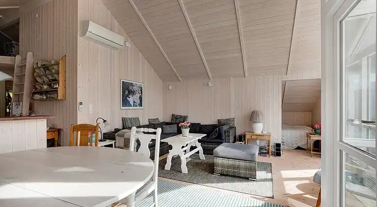 Nyere sommerhus i grønne omgivelser